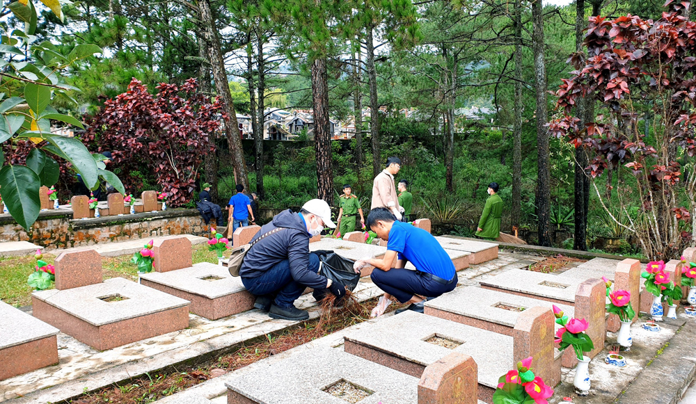 Đoàn viên, thanh niên ra quân chăm sóc Nghĩa trang Liệt sỹ Đà Lạt