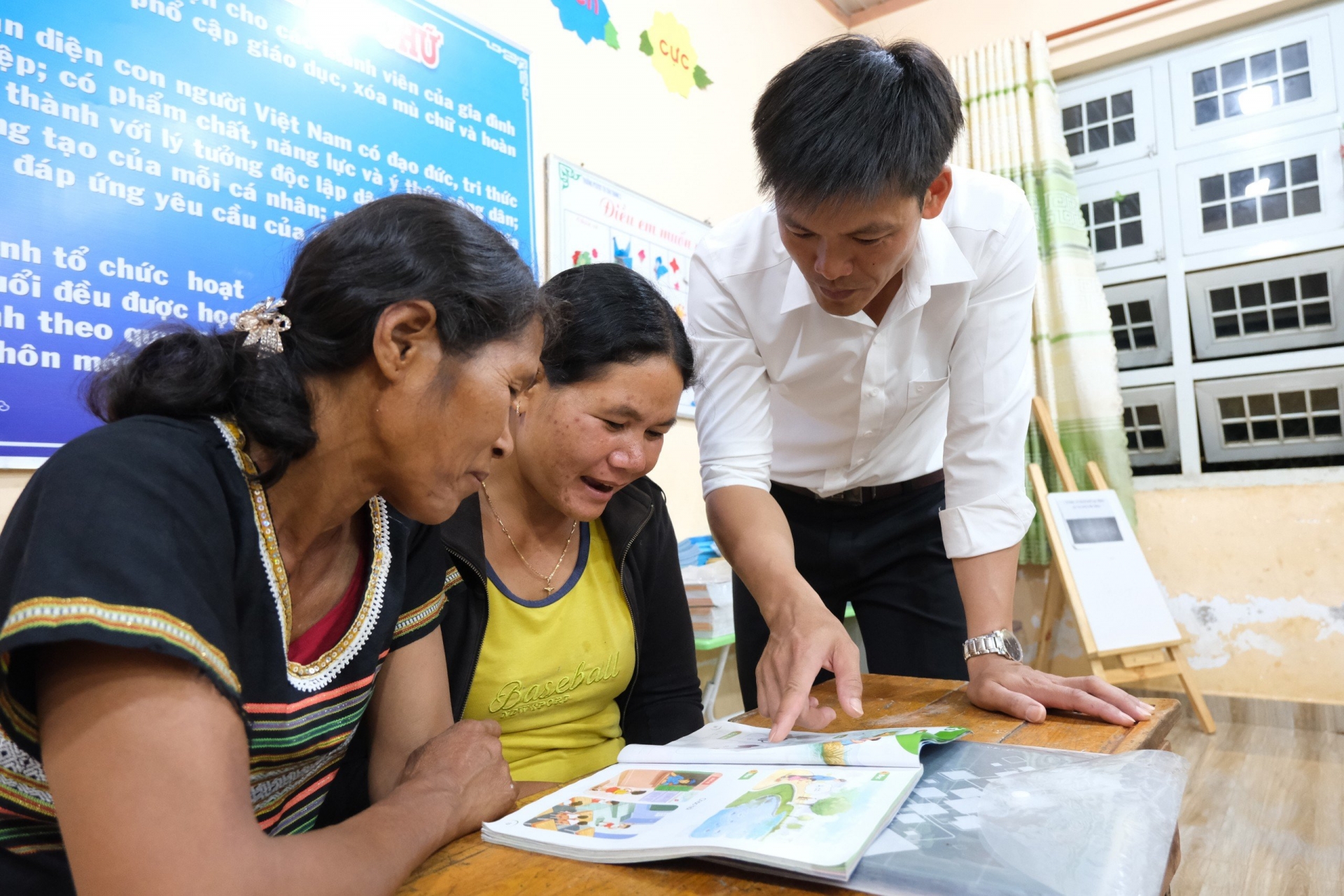 Lớp học xóa mù chữ ở điểm trường Konpang được mở ra với mong muốn giúp bà con biết đọc, viết và tính toán