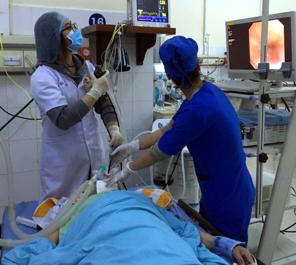 Các y bác sĩ Khoa Hồi sức tích cực -Chống độc BVĐK Lâm Đồng đang tập trung cứu chữa cho người bệnh
