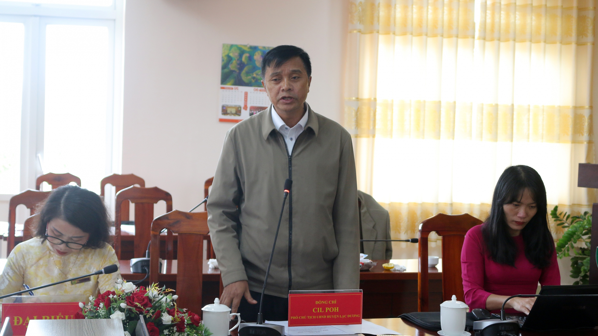 Phó Chủ tịch UBND huyện Lạc Dương Cil Poh góp ý về việc đưa ra những giải pháp thực hiện hiệu quả các chính sách dân tộc
