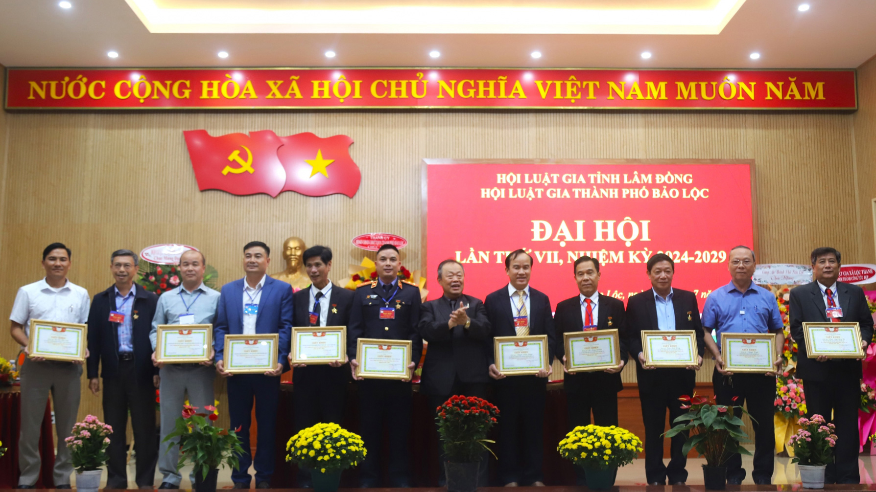 Các tập thể, cá nhân nhân khen thưởng của Hội Luật gia tỉnh Lâm Đồng