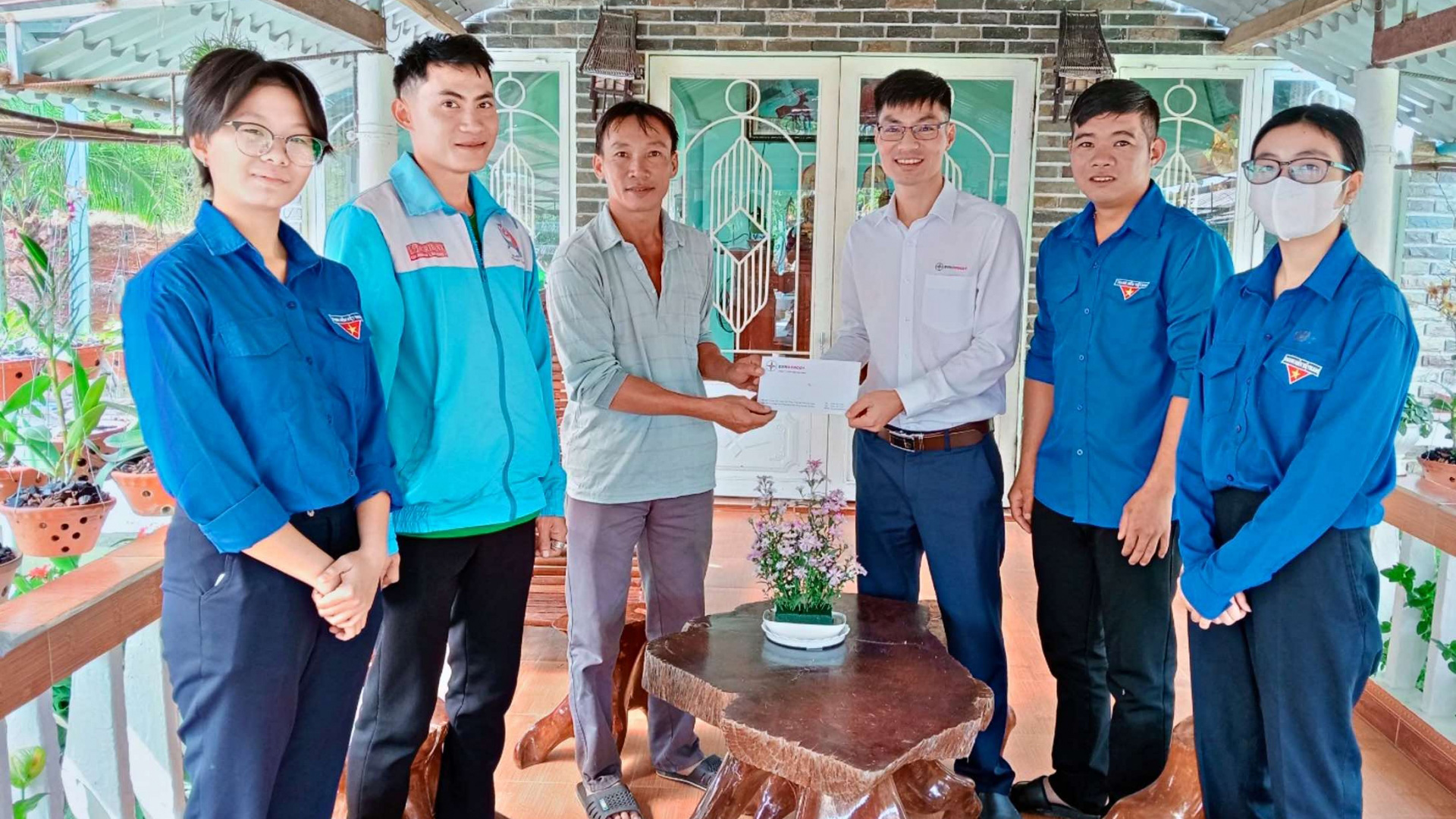 Đại diện Công ty Thủy điện Đại Ninh tặng quà cho thân nhân liệt sĩ thôn Đại Ninh