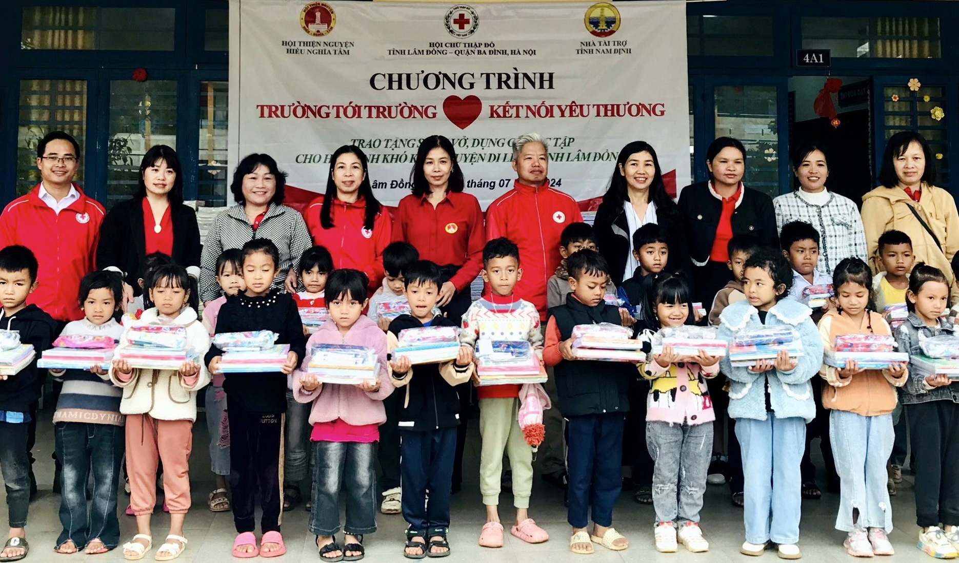 Trao tặng sách vở, dụng cụ học tập và quà cho học sinh khó khăn tại xã Bảo Thuận, huyện Di Linh