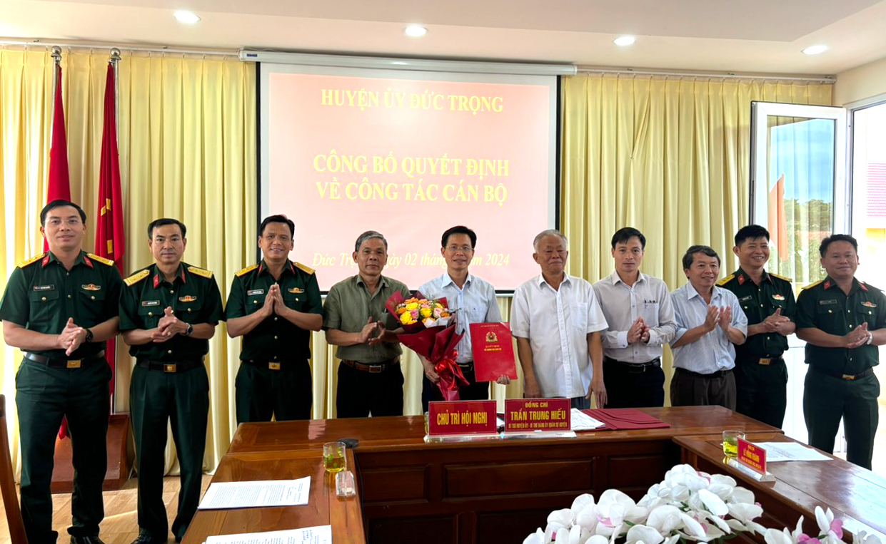 Các đồng chí lãnh đạo Huyện ủy và các đại biểu chúc mừng Bí thư Đảng ủy Quân sự huyện nhiệm kỳ 2020-2025