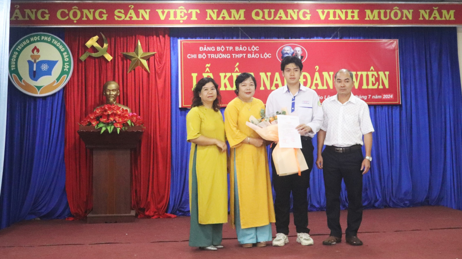 Học sinh thứ 4 của Trường THPT Bảo Lộc vinh dự được kết nạp Đảng