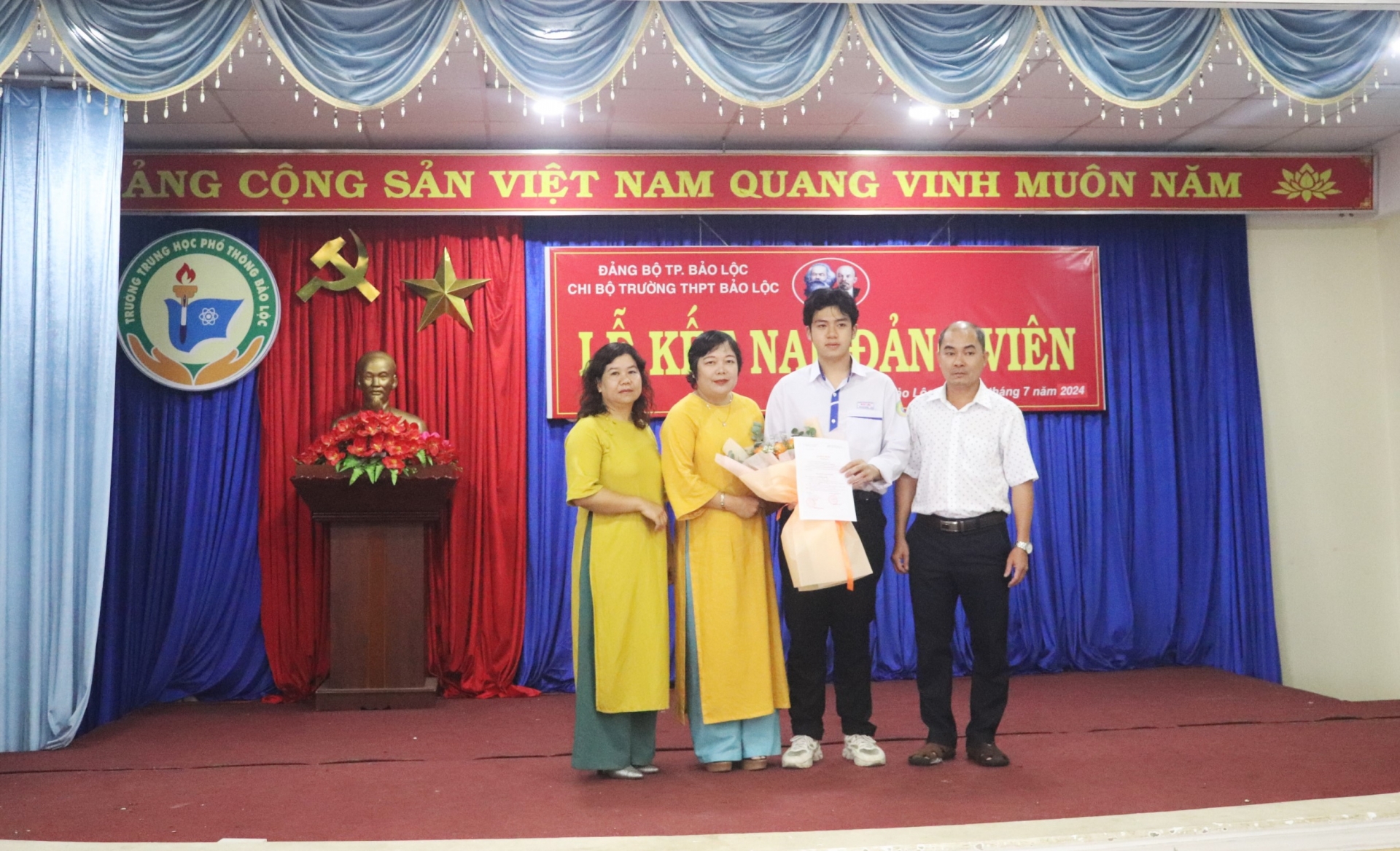 Chi bộ Trường THPT Bảo Lộc trao quyết định kết nạp Đảng cho em 