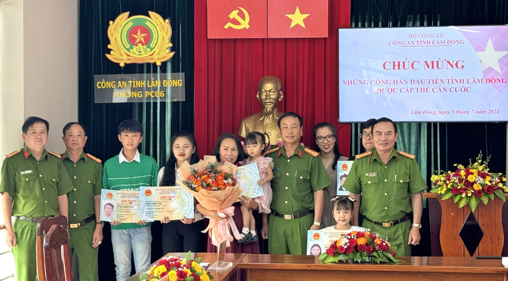 Đại tá Bùi Đức Thịnh - Phó Giám đốc Công an tỉnh Lâm Đồng và lãnh đạo Phòng Quản lý Hành chính trật tự xã hội Công an tỉnh trao Thẻ căn cước cho 5 công dân đầu tiên