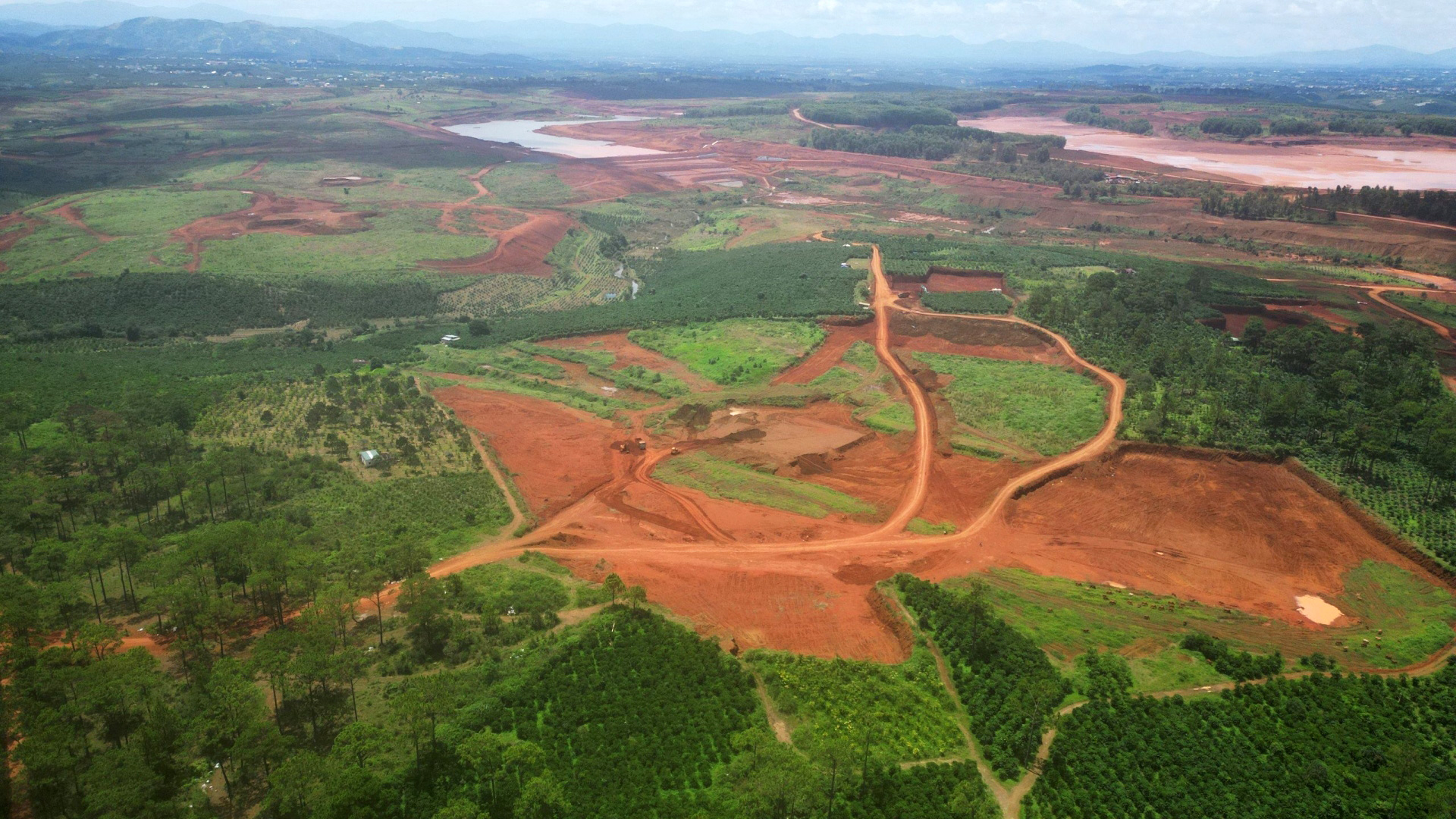 UBND huyện Bảo Lâm đã ban hành các quyết định thu hồi đất của 2 công ty Vĩnh Tiến và Vĩnh Lộc, với diện tích 15,7 ha để phục vụ khai thác bô xít