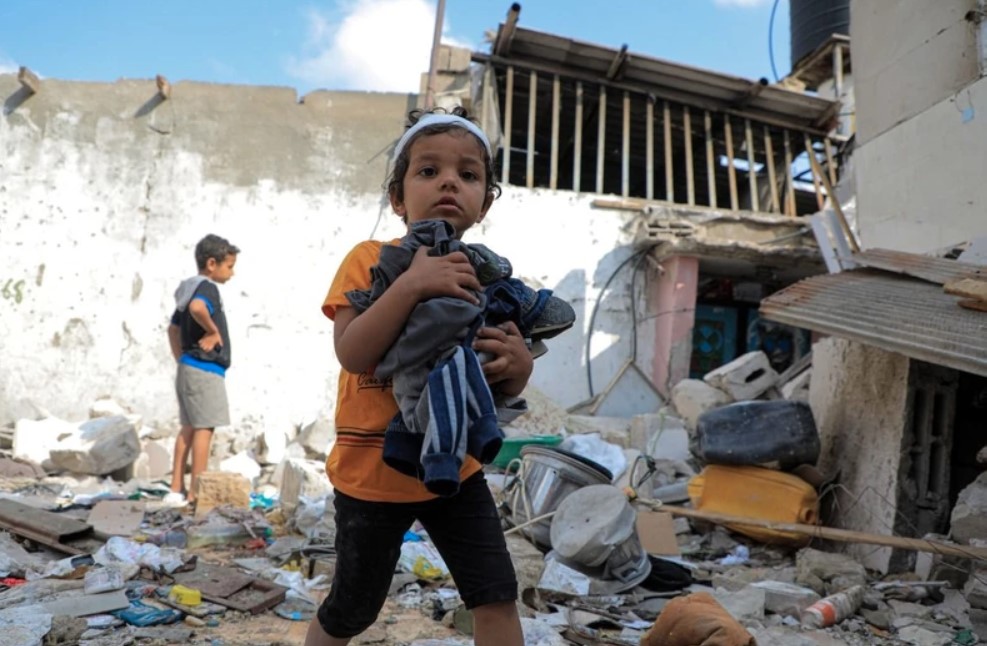 Một em bé ở thành phố Rafah, miền Nam Dải Gaza ngày 1/5/2024
