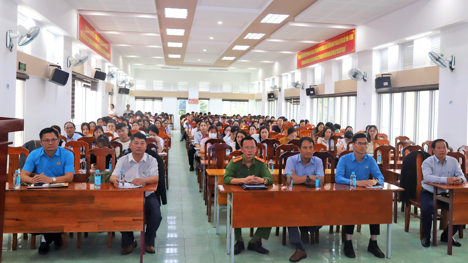 Bảo Lộc: Gần 500 người tham gia đối thoại chính sách pháp luật về bảo hiểm, thuế và Luật Lao động