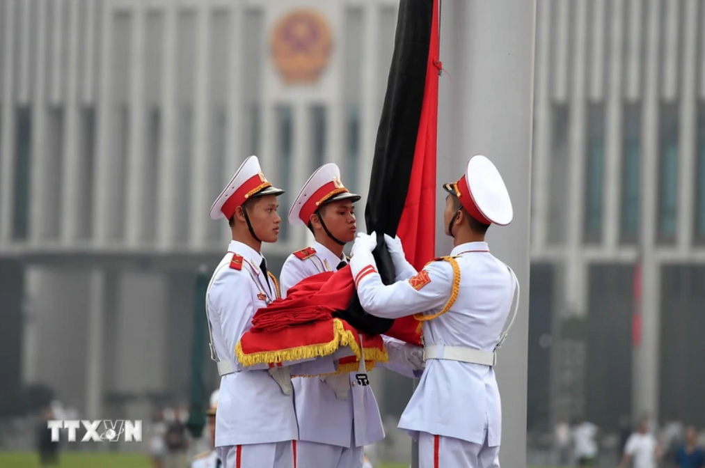 Dải băng tang được buộc vào Quốc kỳ
