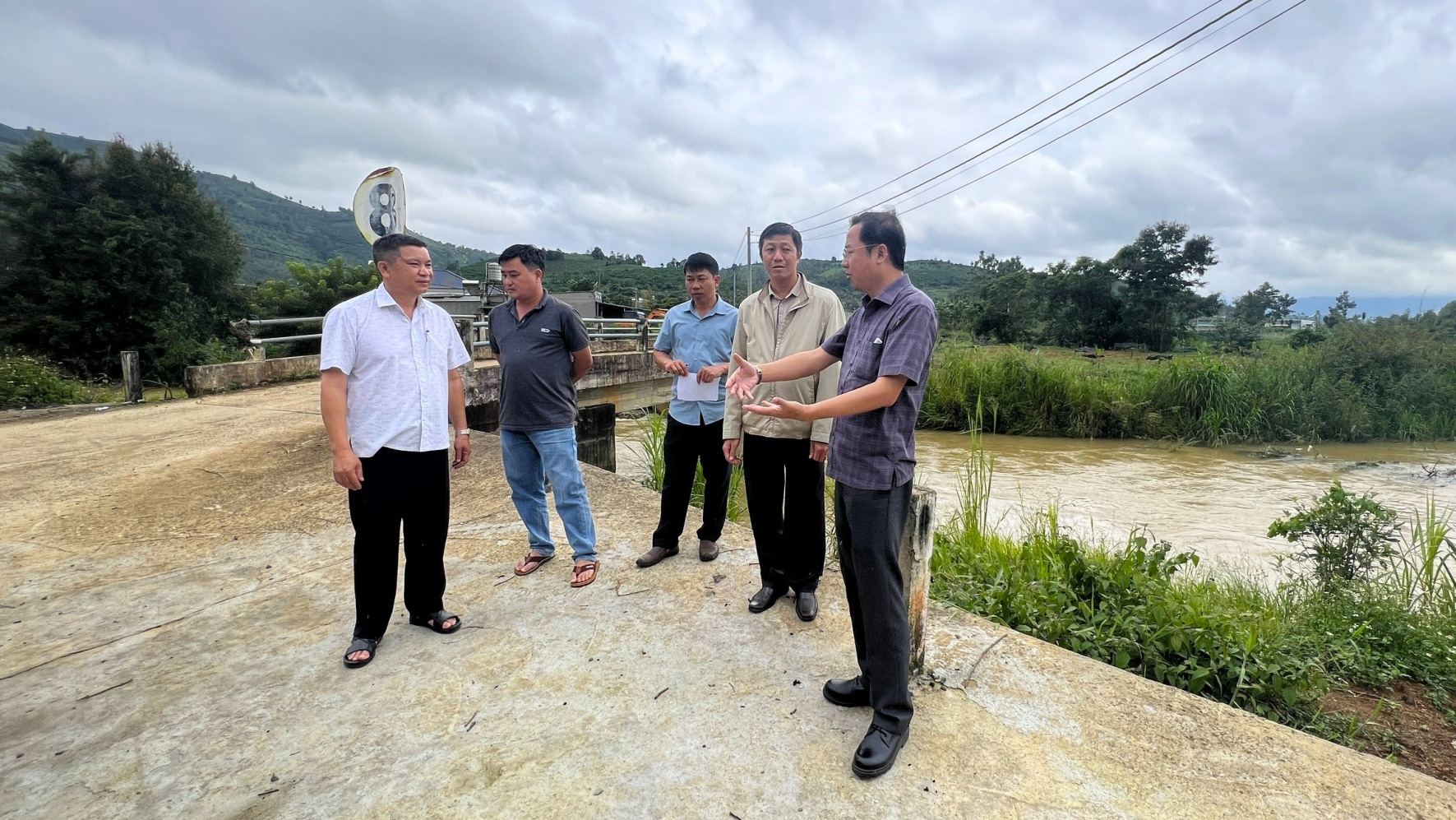 Bí thư Thành ủy Bảo Lộc kiểm tra và chỉ đạo các cơ quan chức năng chủ động triển khai các biện pháp phòng chống ngập lụt, lũ quét tại các khu vực gần sông Đại Bình