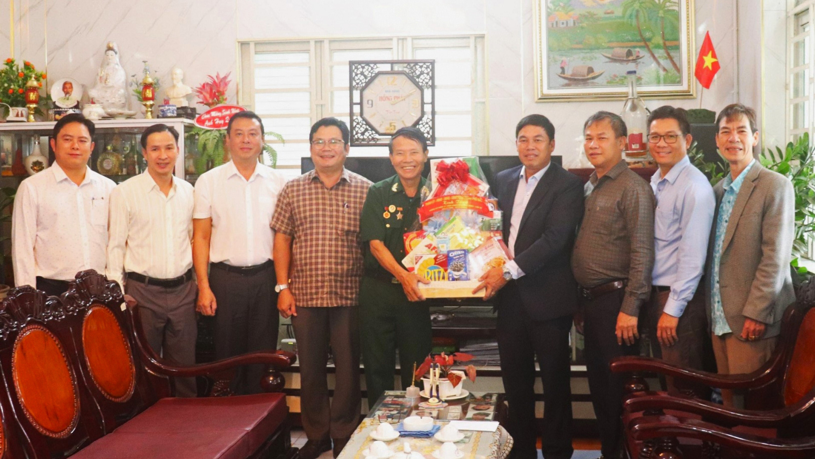 Đồng chí Nghiêm Xuân Đức - Phó Bí thư Thường trực Thành ủy, Chủ tịch HĐND TP Bảo Lộc tới thăm, tặng quà gia đình ông Phạm Huy Quang (thương binh 24%)