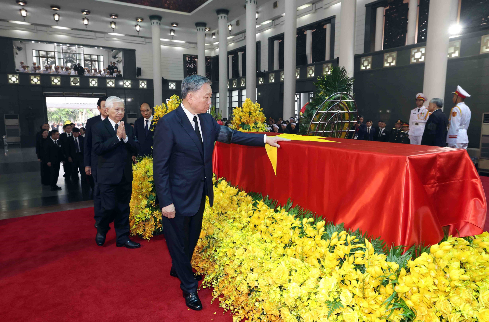 Đoàn Chủ tịch nước do đồng chí Tô Lâm, Ủy viên Bộ Chính trị, Chủ tịch nước làm Trưởng đoàn, kính viếng Tổng Bí thư Nguyễn Phú Trọng