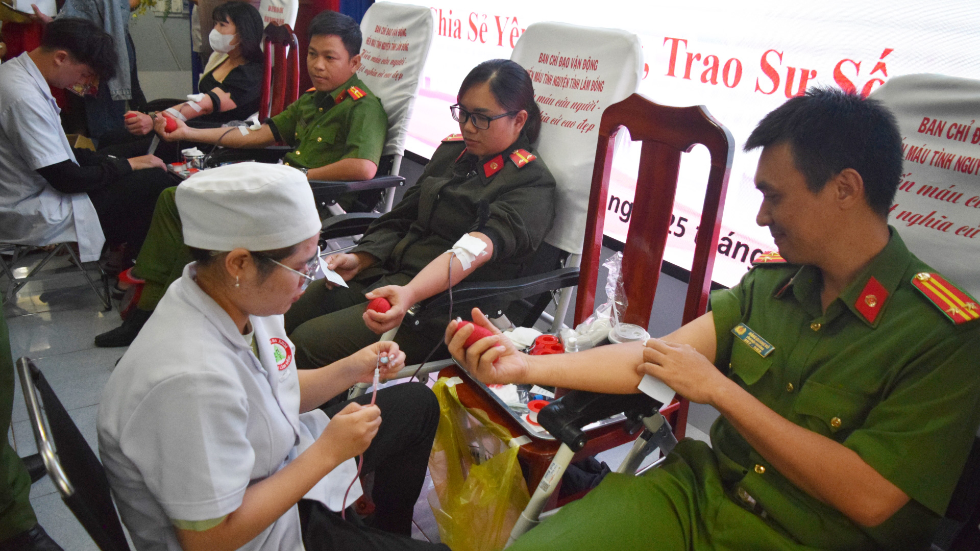Đông đảo cán bộ, chiến sĩ Công an huyện tham gia hiến máu tình nguyện