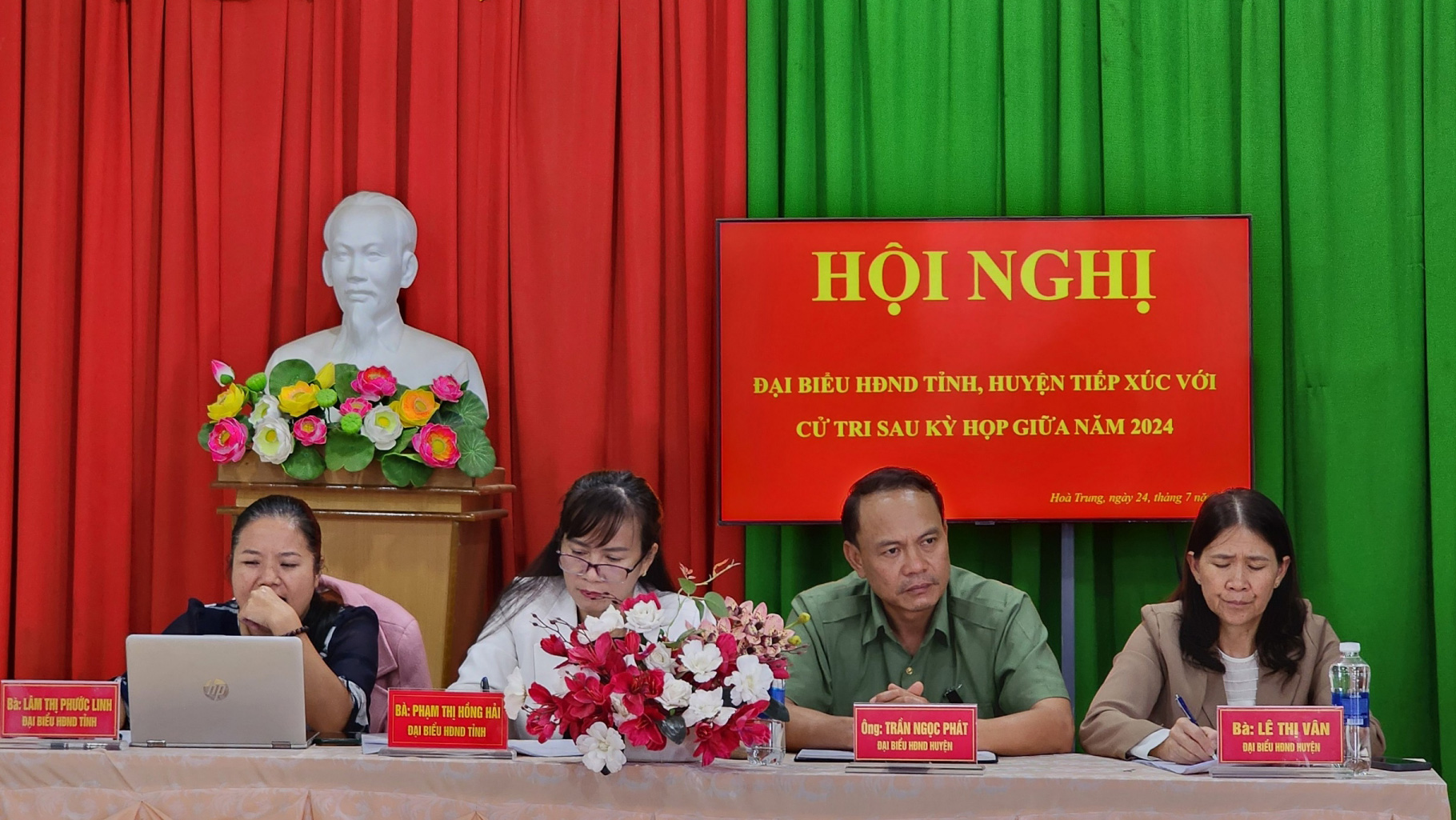 Các đại biểu HĐND tỉnh và HĐND huyện Di Linh tiếp xúc với cử tri xã Hòa Trung