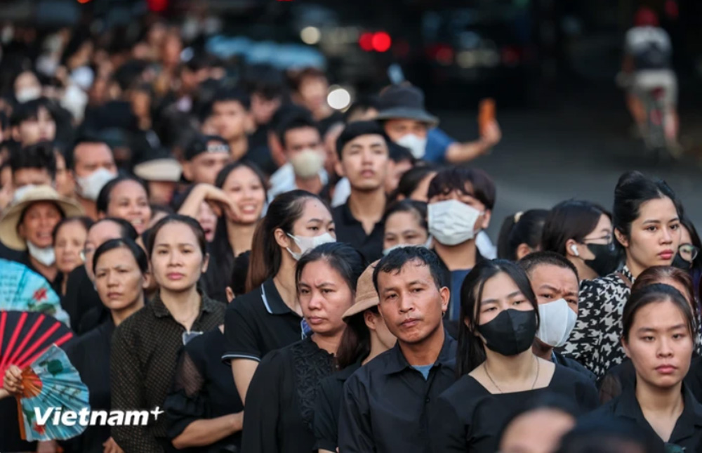 Hàng trăm người dân đã có mặt từ sớm tại khu vực Nhà tang lễ Quốc gia để chờ đến lượt viếng trong ngày Quốc tang thứ 2 Tổng Bí thư Nguyễn Phú Trọng