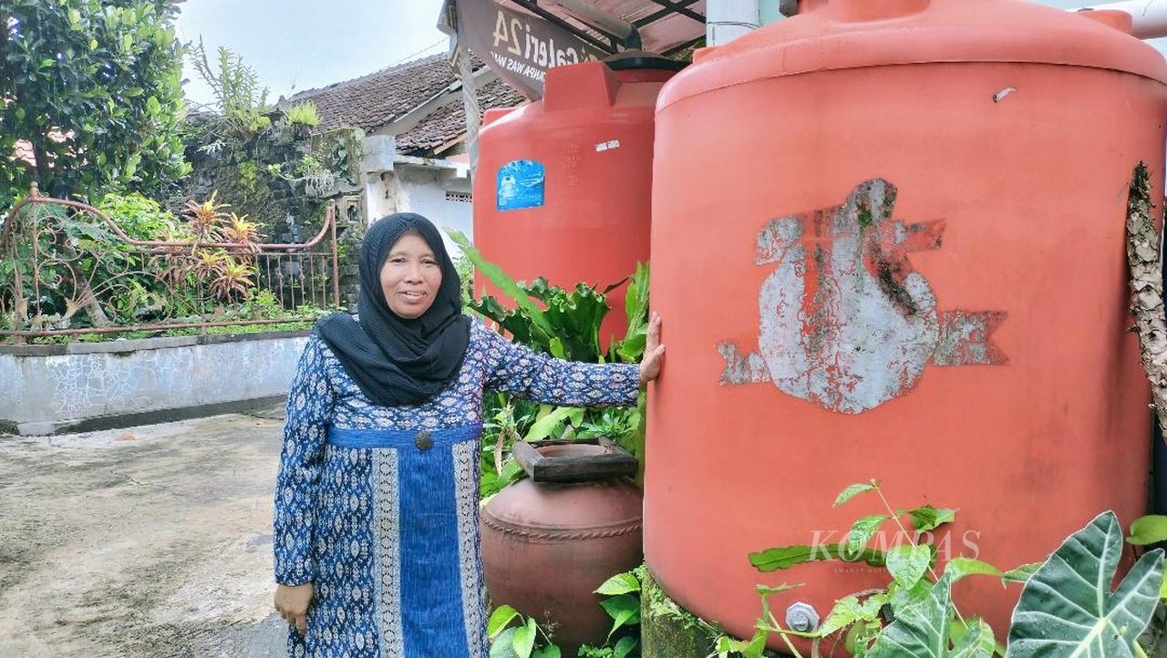 SRI Wahyuningsih và những thùng chứa nước 5.000 lít để hứng nước mưa