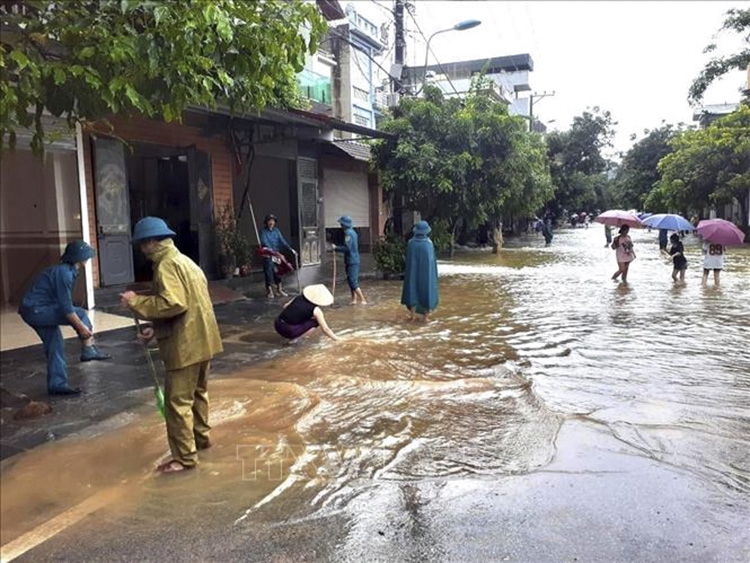 Lực lượng dân quân tự vệ phường Trần Phú, thành phố Hà Giang hỗ trợ nhân dân khắc phục hậu quả mưa lớn gây ngập úng cục bộ