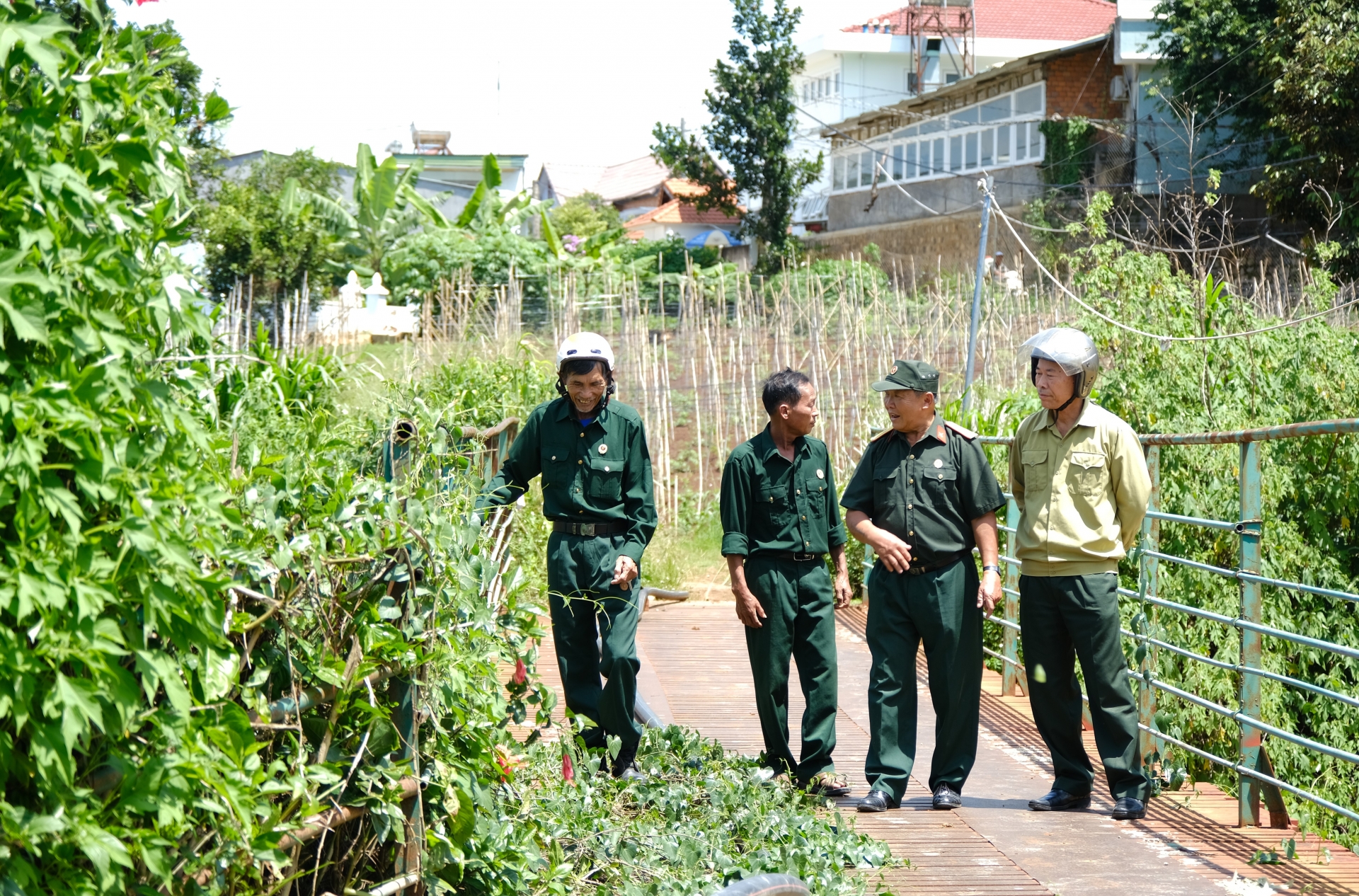Cựu chiến binh Nghiêm Văn Báu tích cực vận động người dân chung tay với chính quyền sửa chữa cầu, xóa cầu khỉ, cầu tạm tại cơ sở
