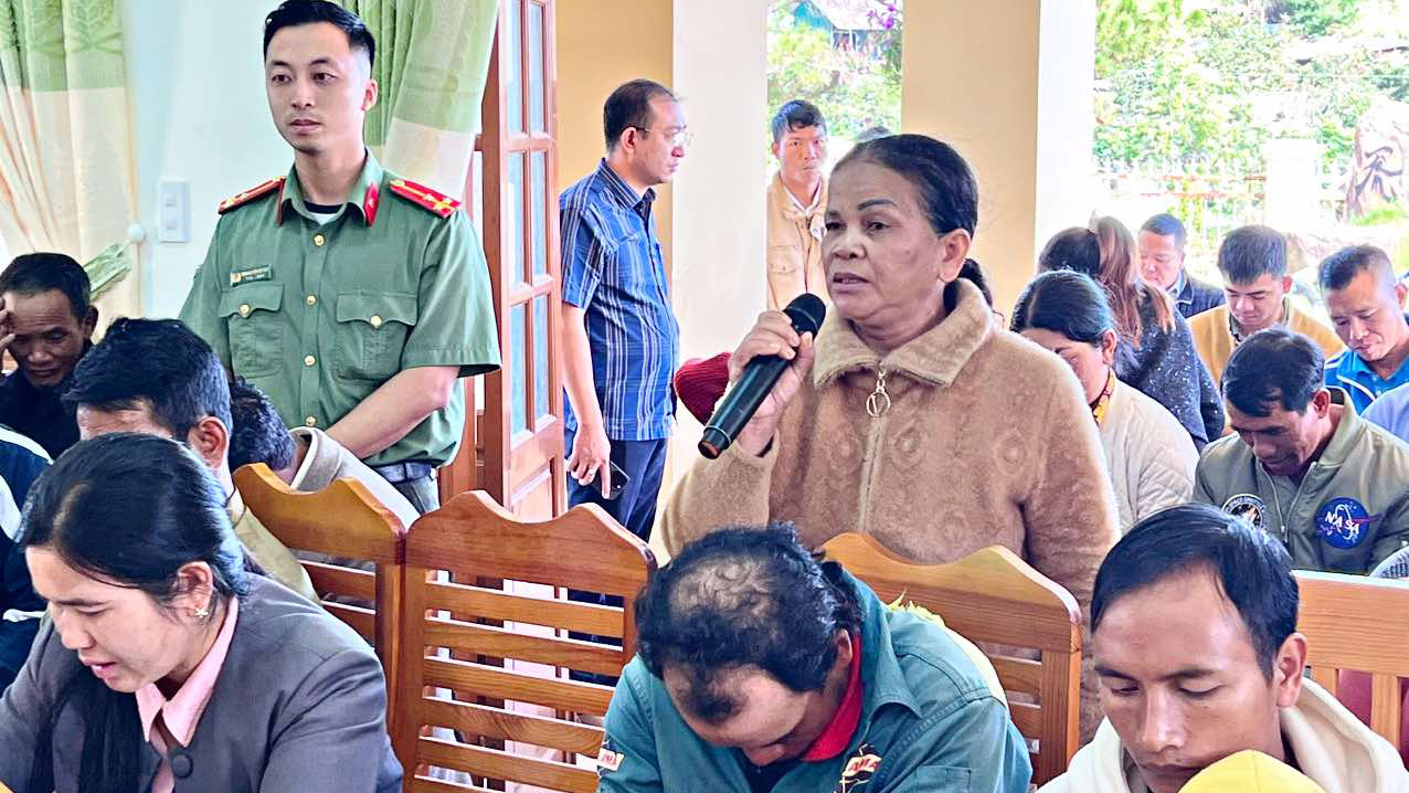 Bà KThem nêu ý kiến tại buổi tiếp xúc cử tri của Đoàn ĐBQH tỉnh Lâm Đồng tại xã Lát, huyện Lạc Dương ngày 1/7