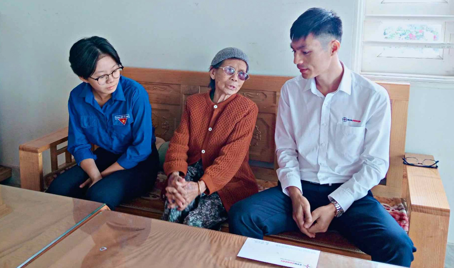Đại diện Công ty Thủy điện Đại Ninh và địa phương thăm hỏi gia đình chính sách