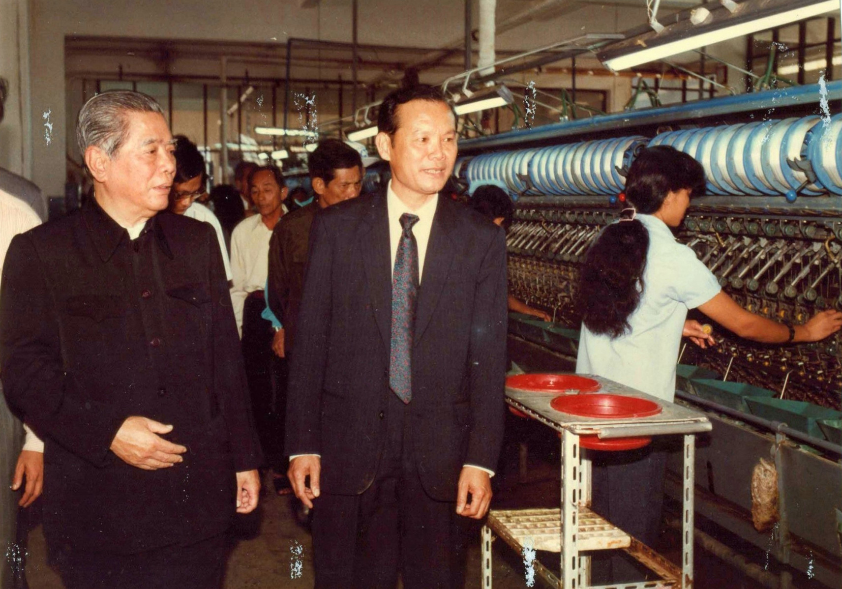 Nguyên Tổng Bí thư Nguyễn Văn Linh, Cố vấn Ban Chấp hành Trung ương Đảng thăm nhà máy ươm tơ tự động tại Bảo Lộc năm 1992. Ảnh tư liệu