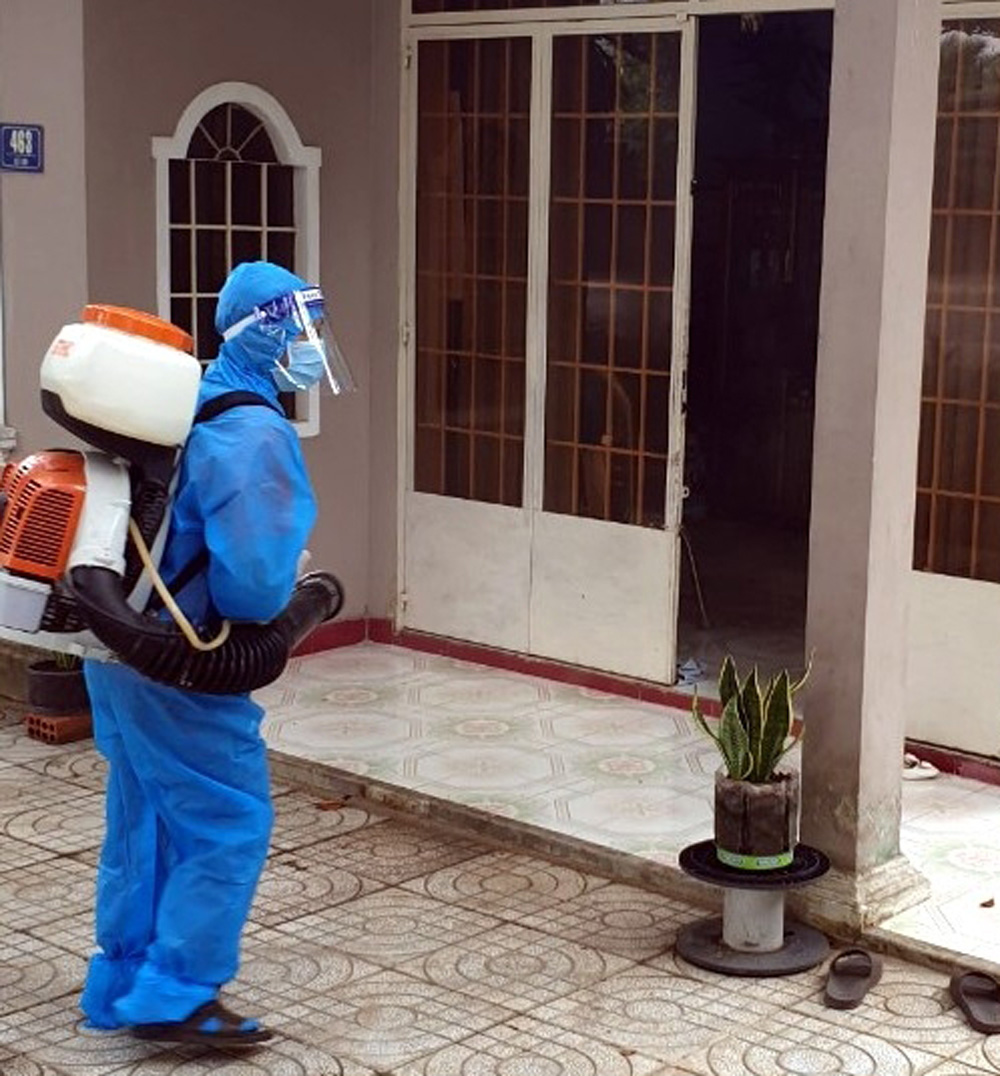 Phun hóa chất diệt muỗi phòng bệnh sốt xuất huyết tại nhà dân không để bùng phát thành dịch lớn