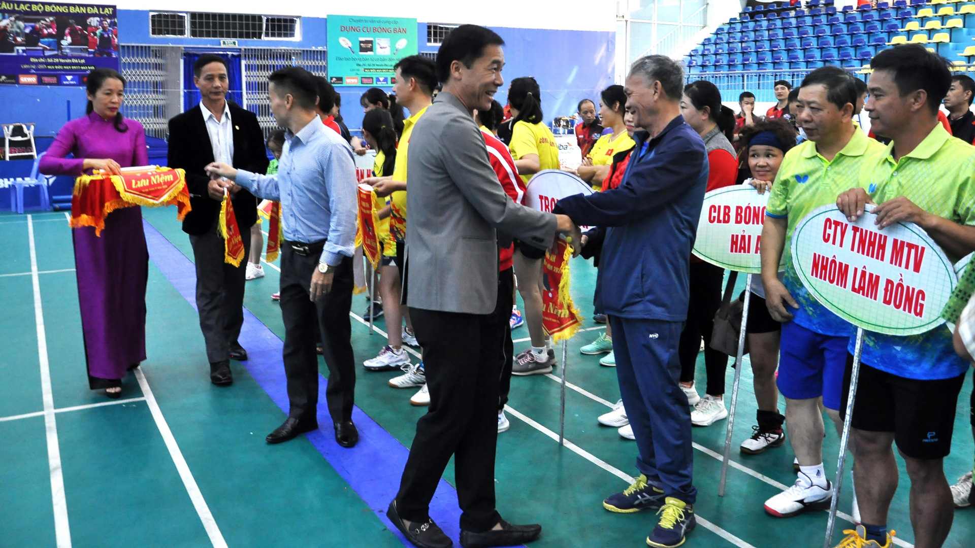 Lãnh đạo ngành Văn hóa, Thể thao và Du lịch Lâm Đồng trao cờ lưu niệm cho các CLB dự giải 