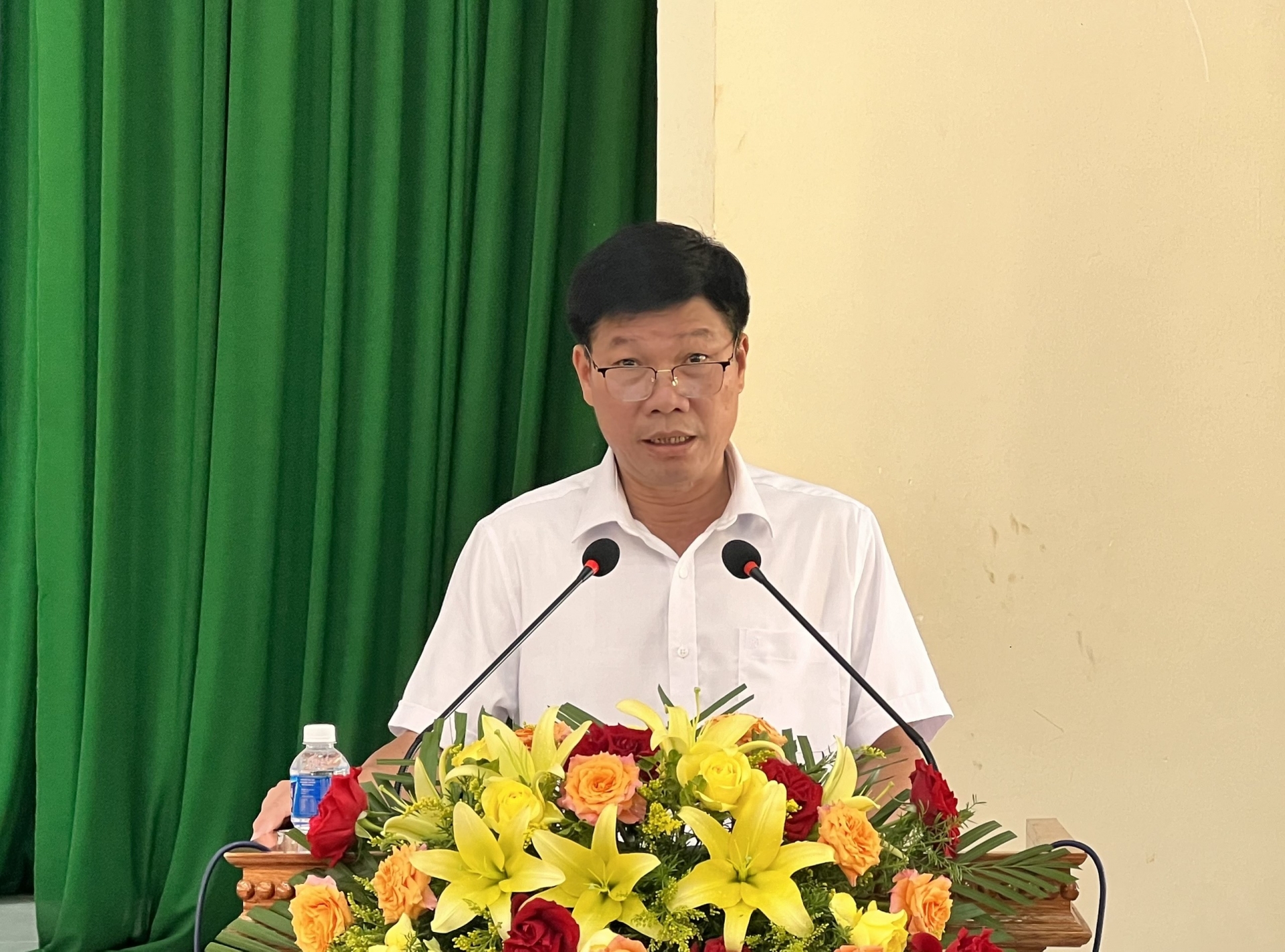Đồng chí Nguyễn Văn Tân - Phó Bí thư Thường trực Huyện ủy Lâm Hà phát biểu tại hội nghị