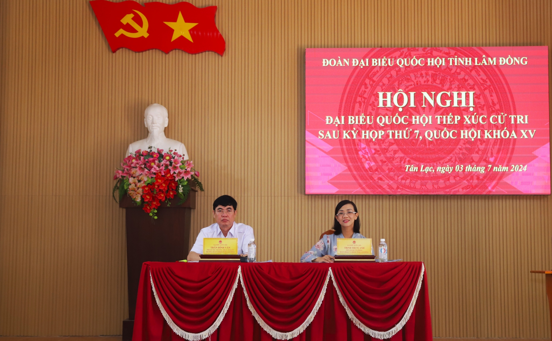 Các đại biểu Quốc hội tiếp xúc với cử tri xã Tân Lạc