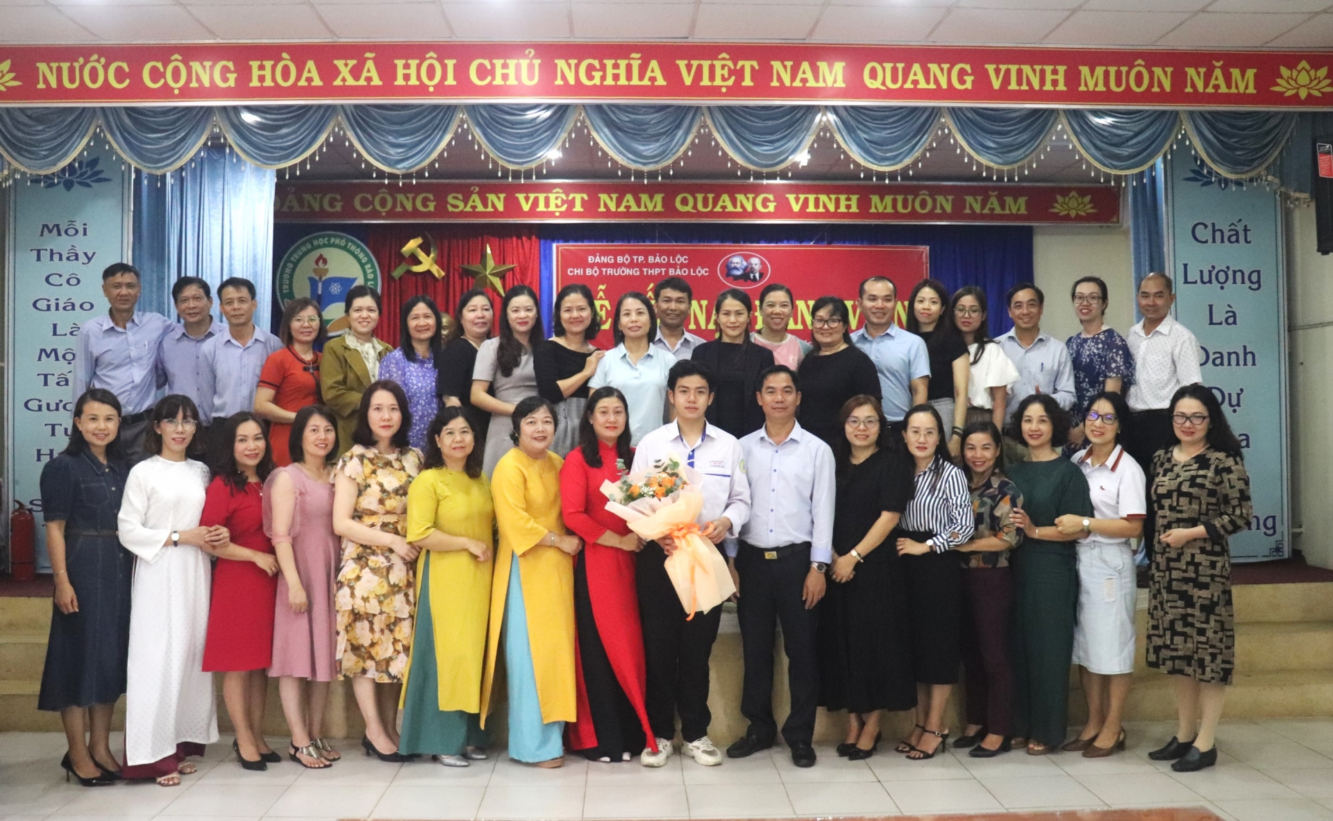 Chi bộ trường THPT Bảo Lộc cùng thầy cô, gia đình, bạn bè chúc mừng đảng viên Đỗ Xuân Phước