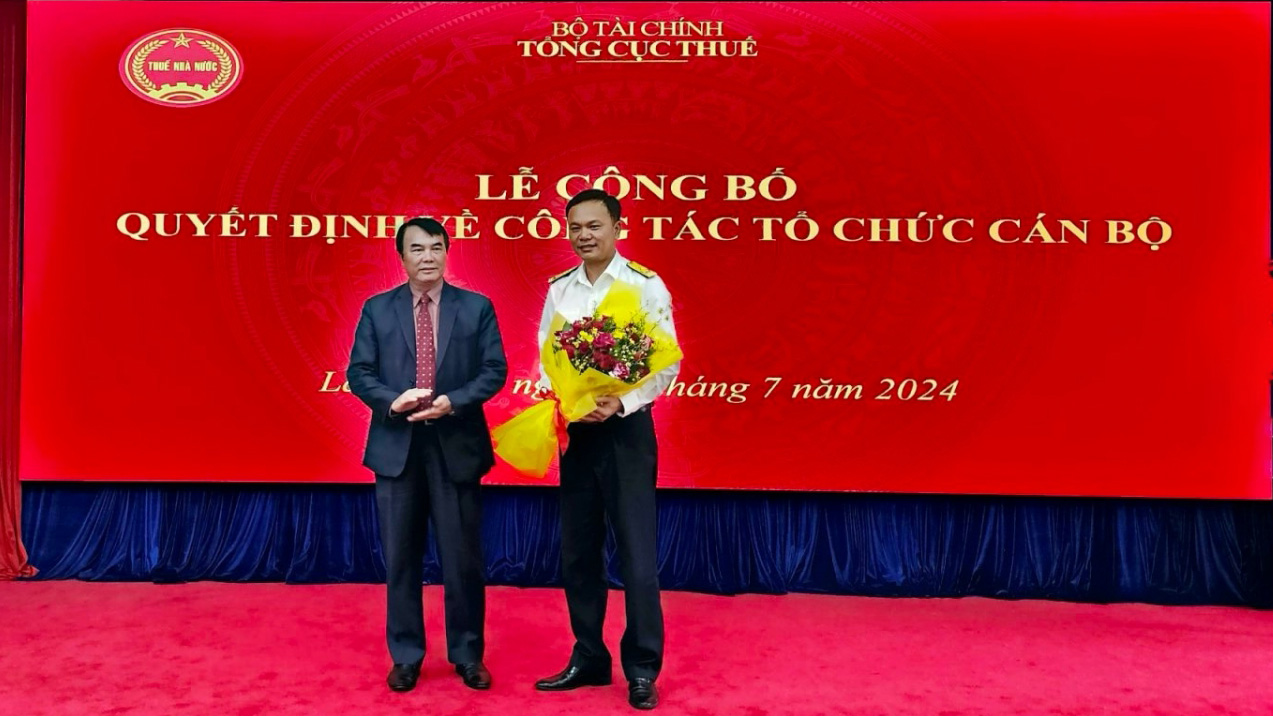 Ông Phạm S - Phó Chủ tịch UBND tỉnh Lâm Đồng tặng hoa chúc mừng tân Phó Cục trưởng Cục Thuế