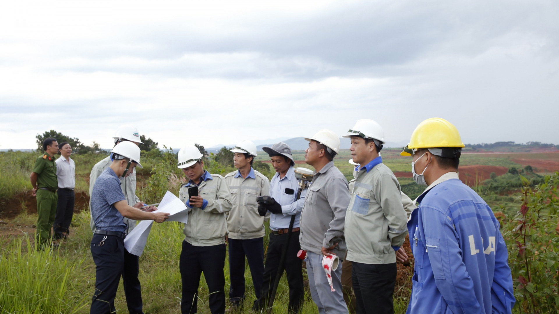 Cơ quan chức năng tiến hành các thủ tục bàn giao đất phục vụ khai thác bô xít cho Công ty Nhôm Lâm Đồng