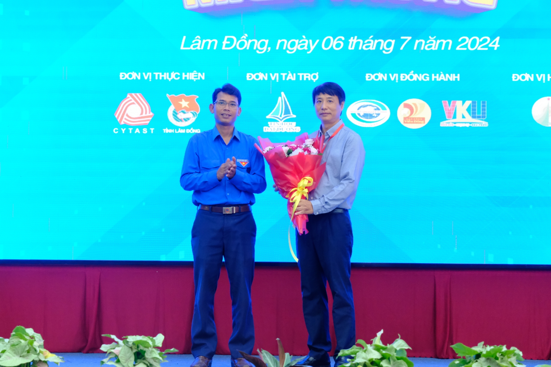 Phó Bí thư Tỉnh Đoàn Ndu Ha Biên tặng hoa chúc mừng Hội thi