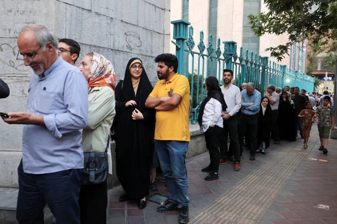 Cử tri Iran đi bỏ phiếu trong cuộc bầu cử tổng thống vòng 2 ra giữa 2 ứng viên Masoud Pezeshkian và Saeed Jalili ở Tehran, Iran, ngày 5/7/2024