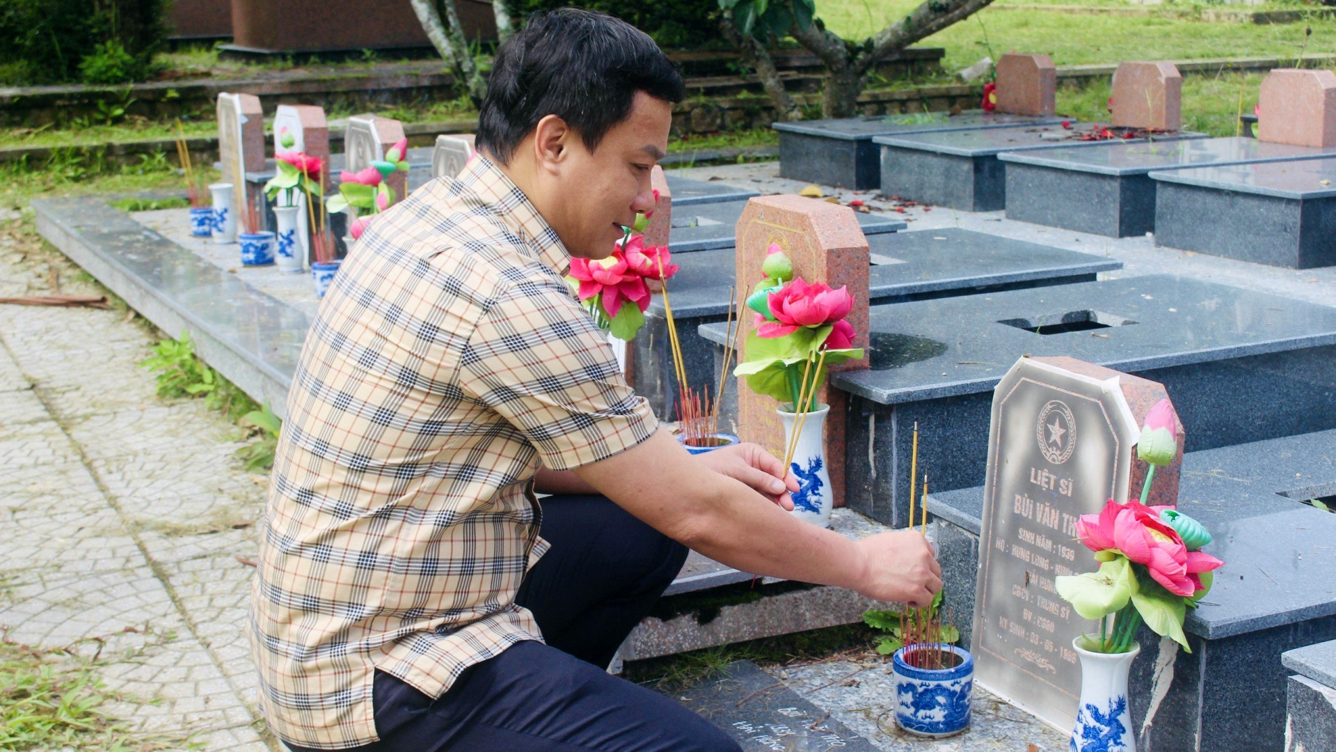 Phó Bí thư Tỉnh uỷ, Chủ tịch UBND tỉnh Hải Dương Triệu Thế Hùng thắp hương phần mộ anh hùng liệt sĩ quê Hải Dương đang yên nghỉ tại Nghĩa trang liệt sĩ Đà Lạt - một trong những nghĩa trang đẹp nhất cả nước