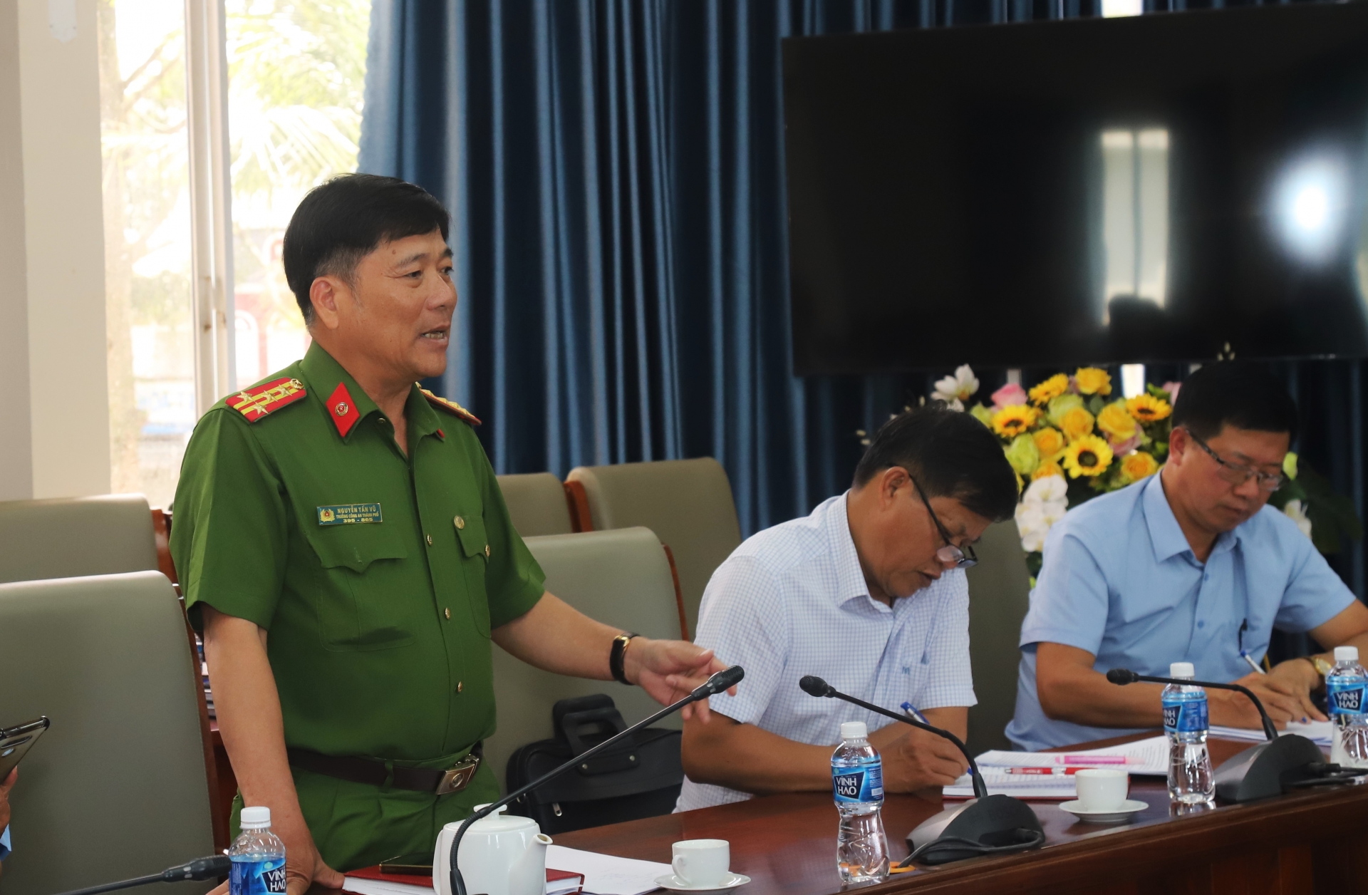 Đạ tá Nguyễn Tấn Vũ - Trưởng Công an TP Bảo Lộc phát biểu đóng góp ý kiến tại buổi làm việc
