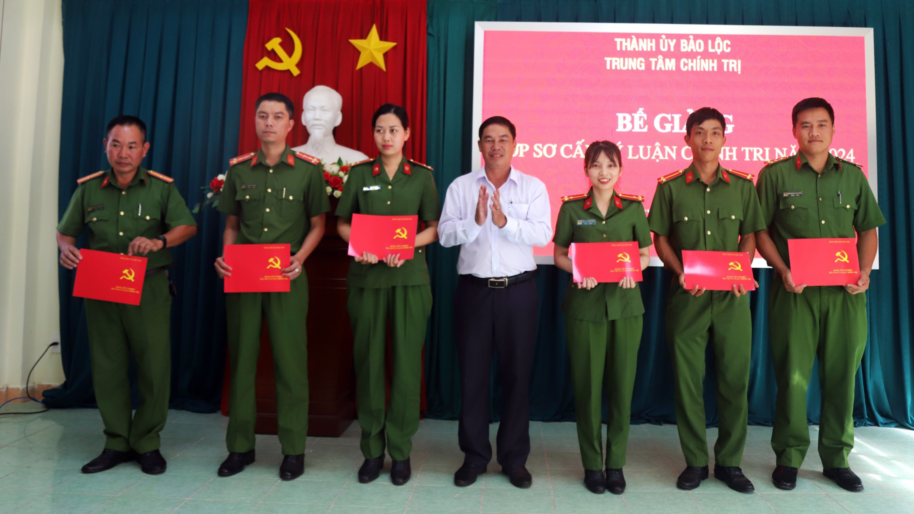 Đồng chí Nghiêm Xuân Đức - Phó Bí thư Thường trực Thành ủy, Chủ tịch HĐND TP Bảo Lộc trao bằng tốt nghiệp Sơ cấp lý luận chính trị cho các học viên