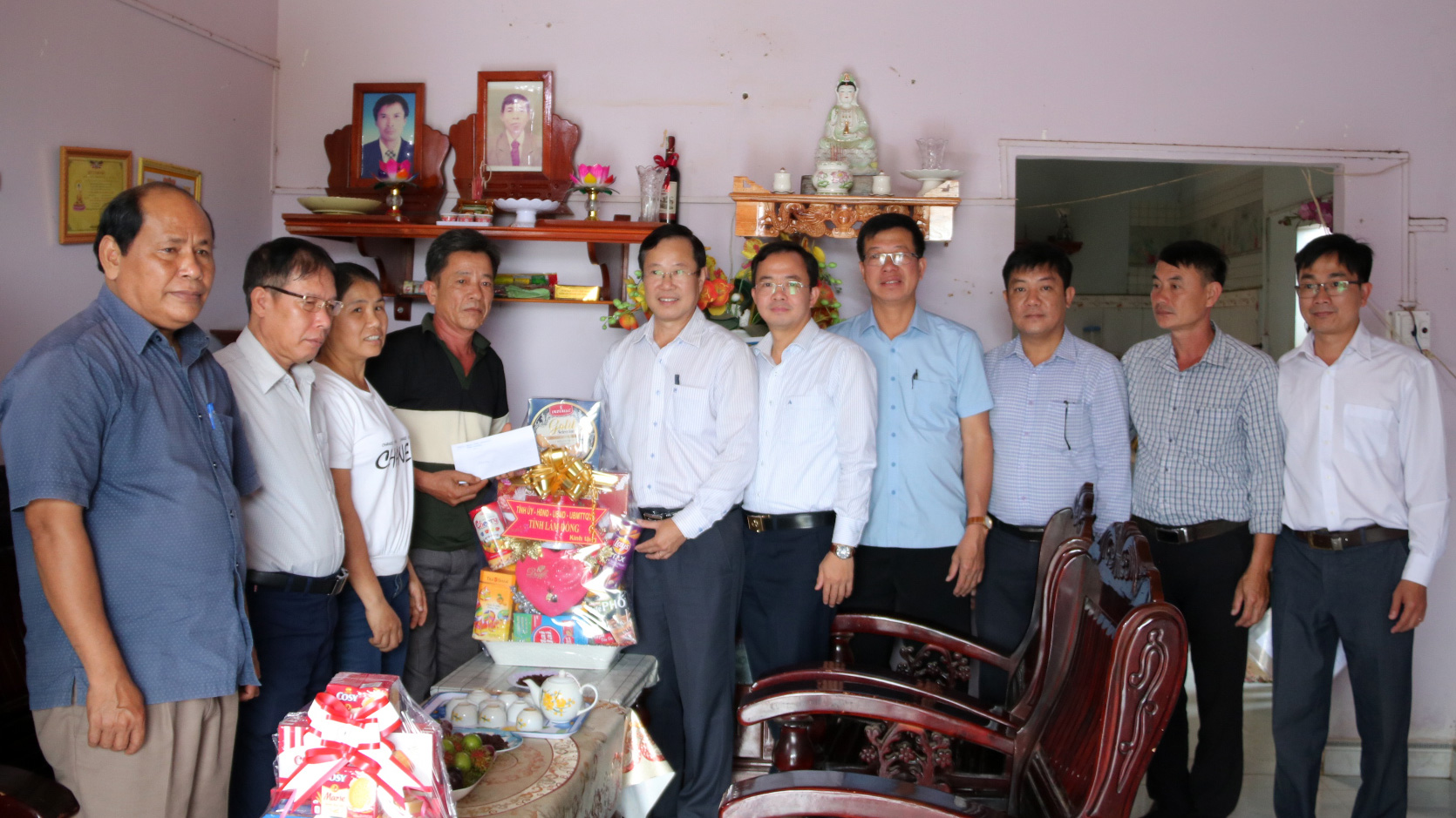 Chủ tịch Ủy ban MTTQ Việt Nam tỉnh thăm, tặng quà cho thương binh, thân nhân gia đình liệt sĩ tại huyện Đam Rông và Lâm Hà