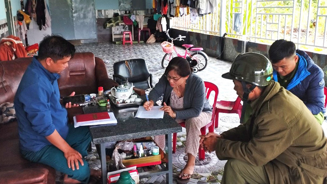 Xã Đại Lào tuyên truyền, vận động các hộ dân di dời đến nơi an toàn để phòng chống sạt lở đất