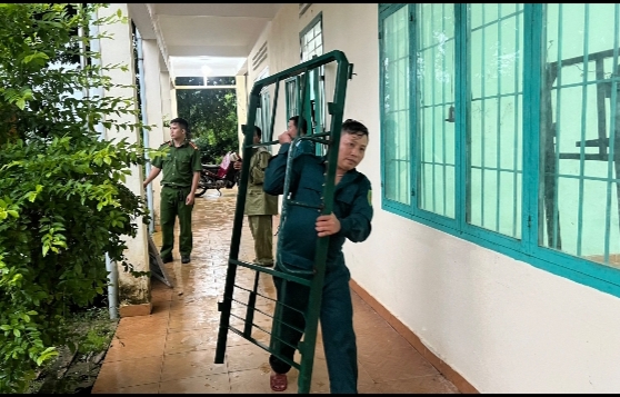 Lực lượng vũ trang huyện Đạ Tẻh giúp dân khắc phục hậu quả mưa lũ