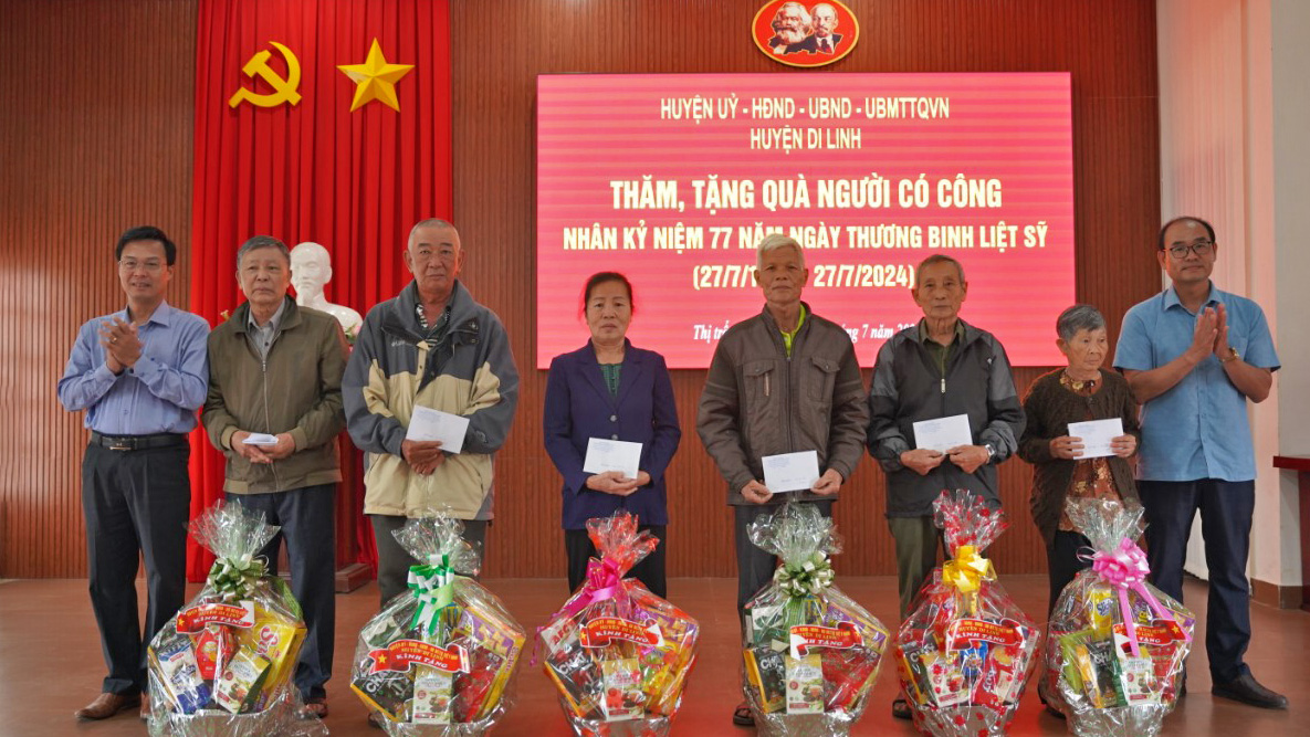 Lãnh đạo huyện Di Linh thăm, tặng quà người có công tiêu biểu