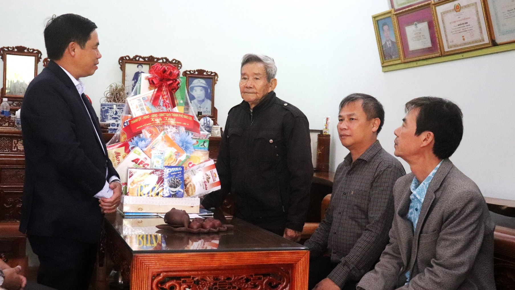 Đồng chí Nghiêm Xuân Đức tới thăm, tặng quà gia đình ông Nguyễn Hữu Đỉnh (thương binh 25%)