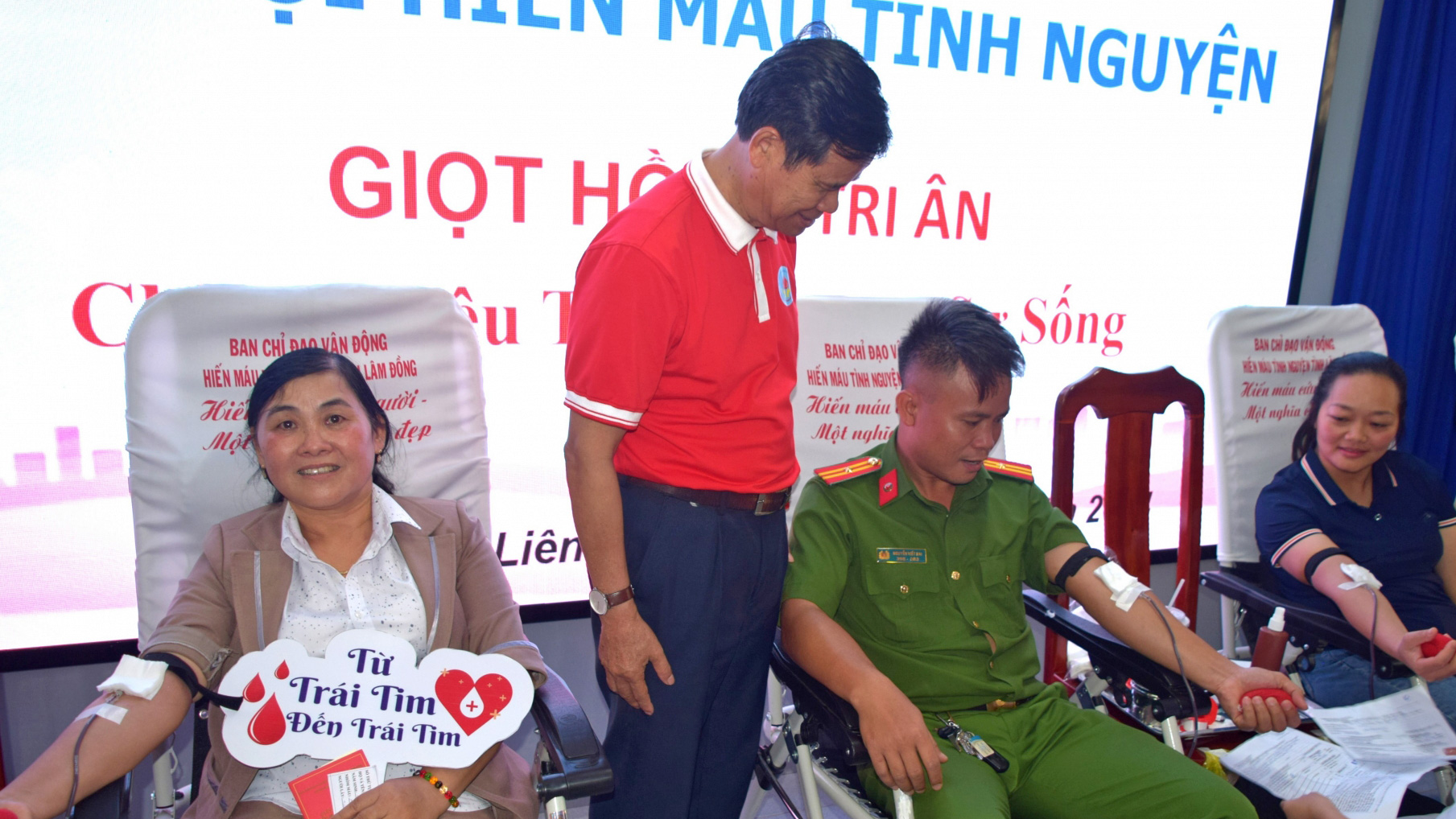 Ông Nguyễn Quang Minh - Chủ tịch Hội Chữ thập đỏ tỉnh, động viên người tham gia hiến máu