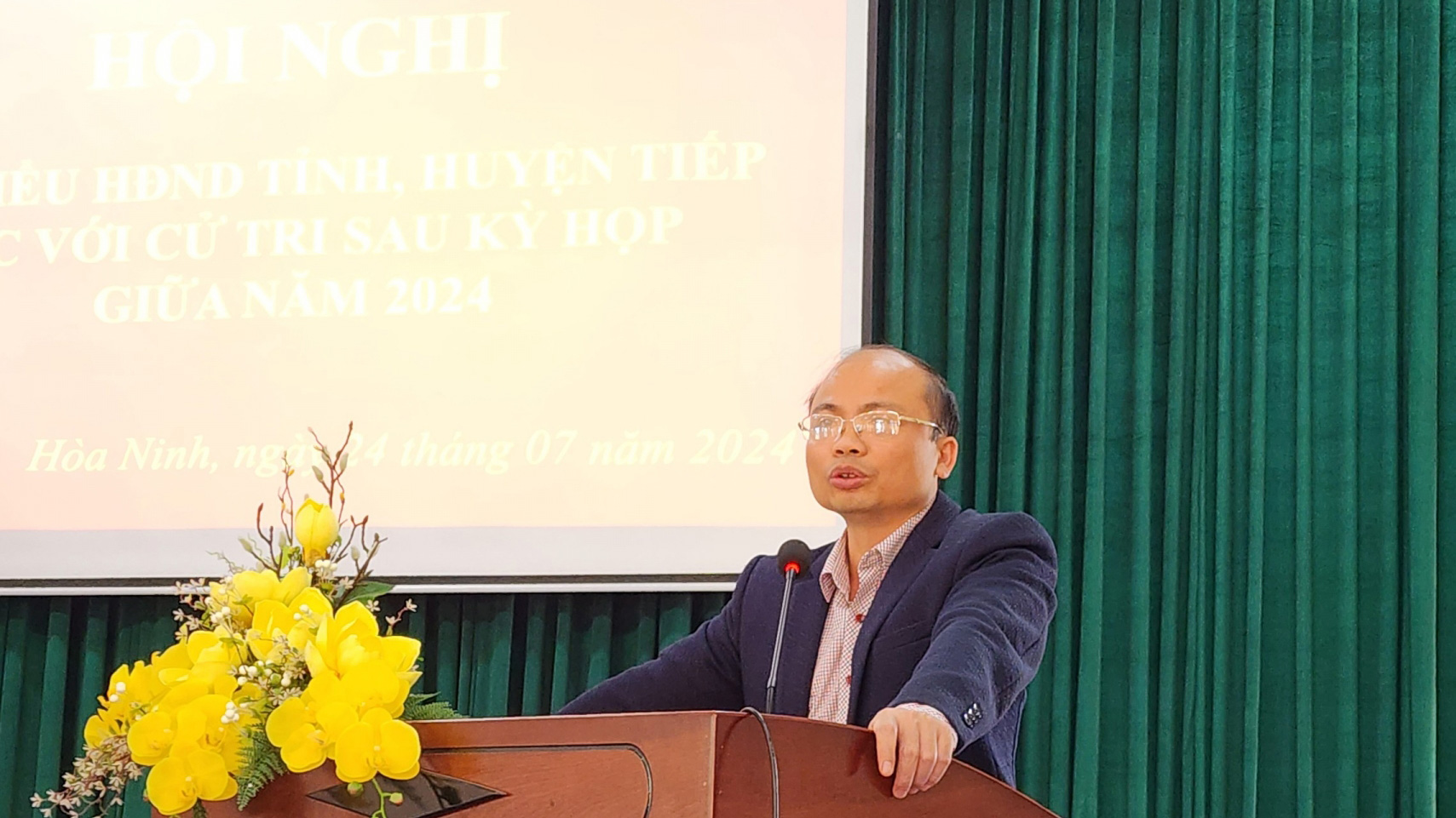 Chủ tịch UBND huyện Di Linh Trần Đức Công trả lời các kiến nghị của cử tri
