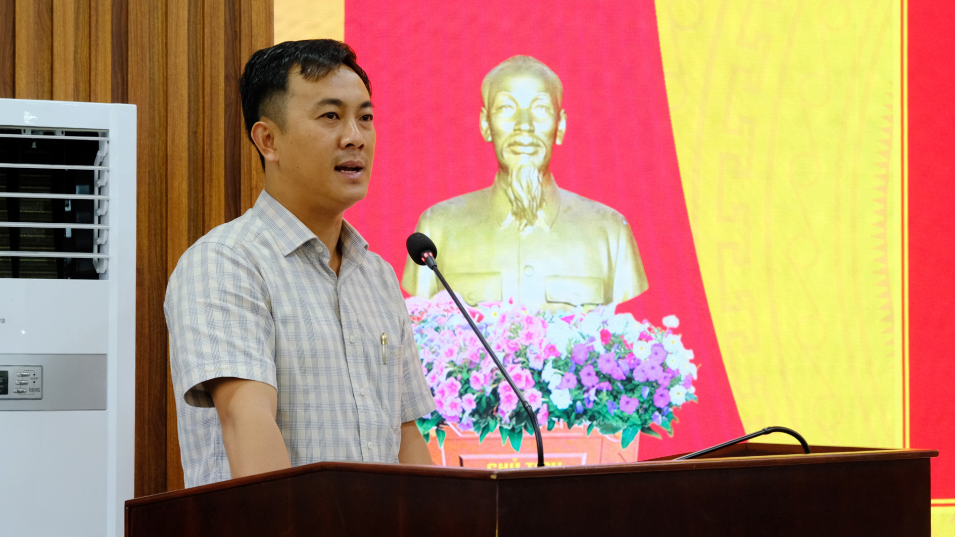 Đồng chí Phan Đức Thái - Phó Bí thư Thường trực Huyện ủy Đạ Tẻh phát biểu tại hội nghị
