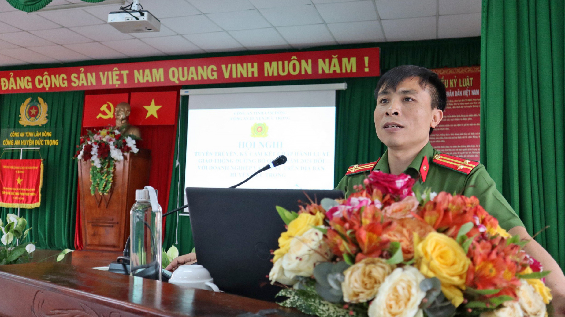 Trung tá Nguyễn Hùng Vinh - Phó Trưởng Công an huyện Đức Trọng, phát biểu tại hội nghị