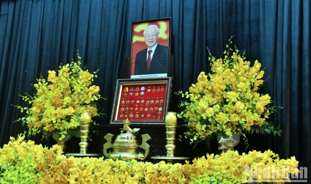 Di ảnh Tổng Bí thư Nguyễn Phú Trọng được đặt trang nghiêm trên bàn thờ Tổ quốc