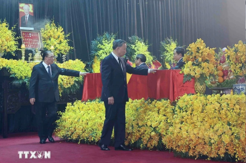 Chủ tịch nước Tô Lâm và các đại biểu đi quanh linh cữu lần cuối, tiễn biệt Tổng Bí thư Nguyễn Phú Trọng